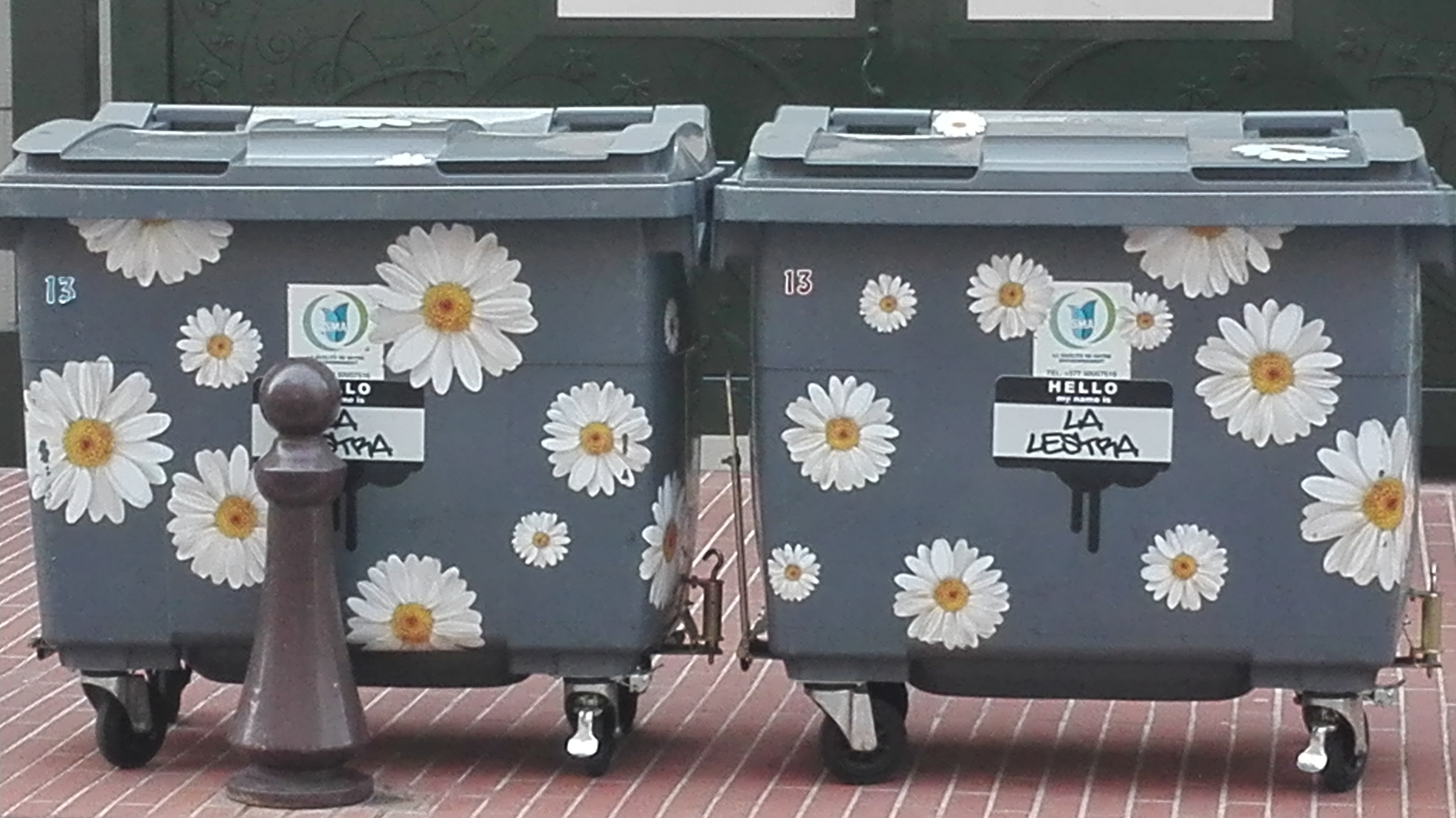 Monaco, Cassonetti decorati con i fiori per il riciclo a Monte Carlo, un tocco glamour anche nella raccolta dei rifiuti