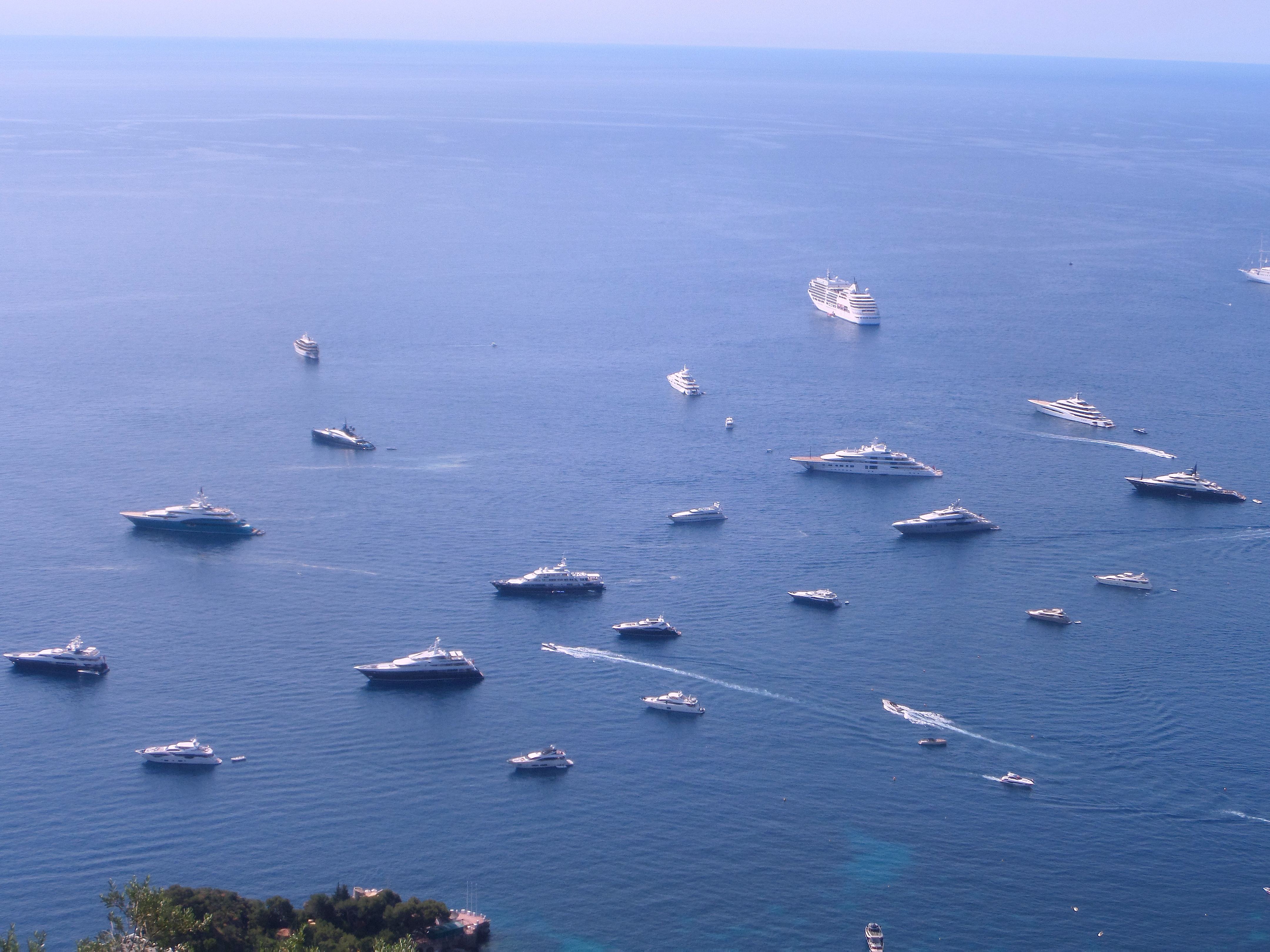 Alcuni yacht ed imbarcazioni nella rada di Monaco durante il GP di Monte Carlo