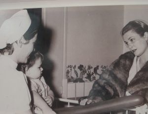 La Principessa Grace in visita al Centro Ospedaliero Princesse Grace di Monaco, in una foto esposta nella mostra