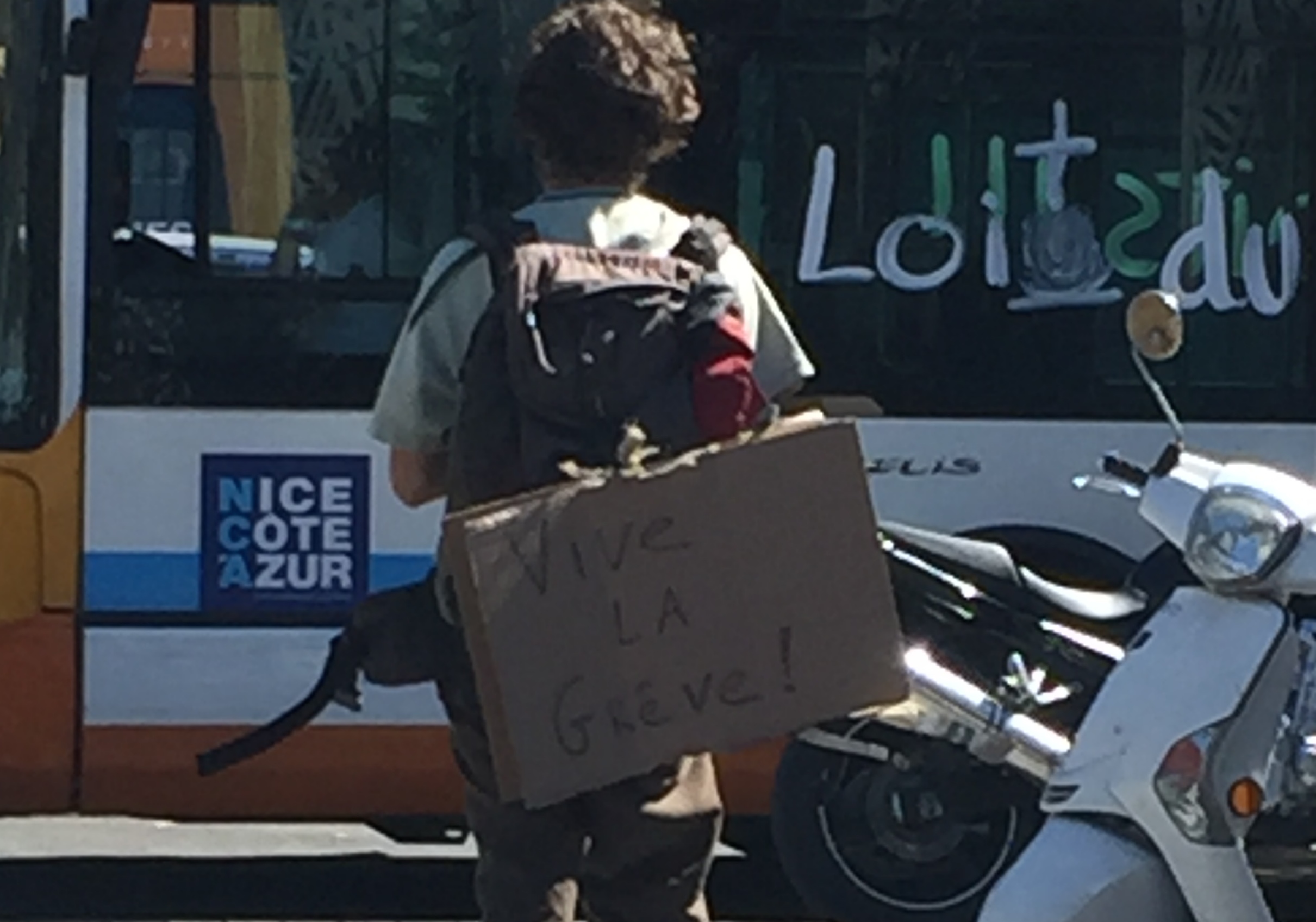 A Nizza scritte su bus e tram contro la legge del lavoro
