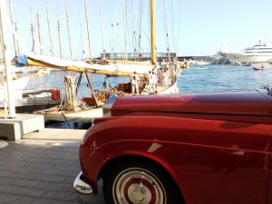 Imbarcazioni d'epoca e Rolls-Royce parcheggiate sul porto durante la Monaco Classic Week 