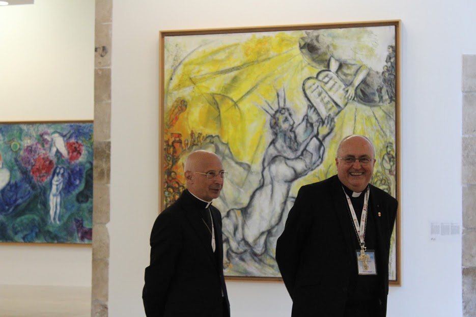 Il Cardinale di Genova e Presidente del Consiglio delle Conferenze Episcopali d'Europa, Angelo Bagnasco, con l'Arcivescovo di Monaco Bernard Barsi nel 2016 al Museo nazionale messaggio biblico di Marc Chagall di Nizza.