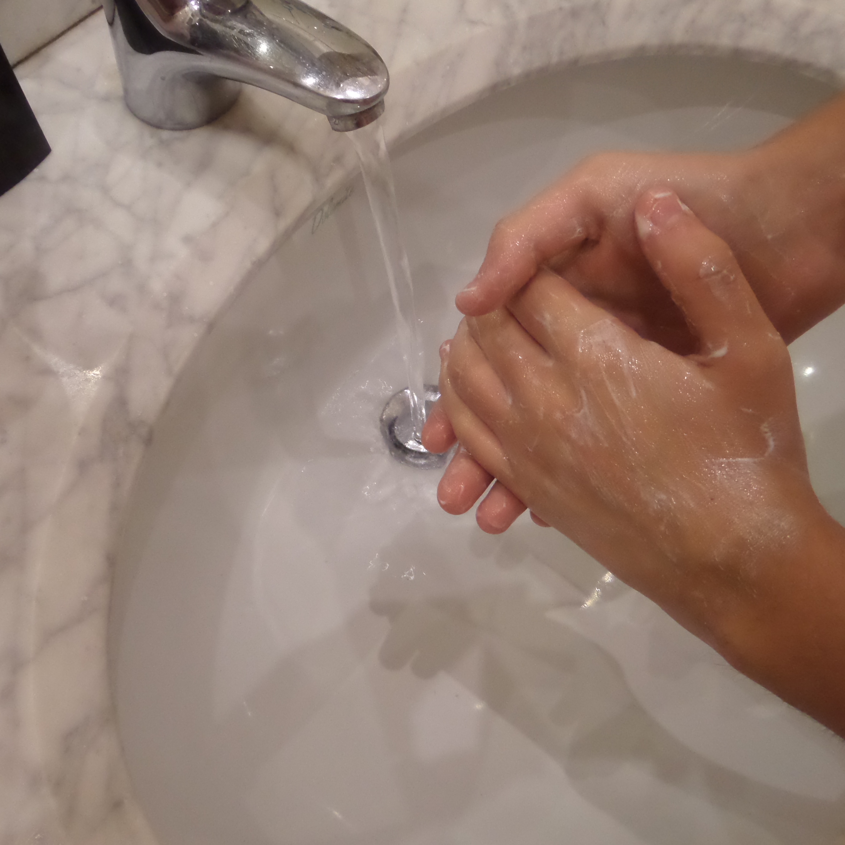 Epidemia influenzale 2017-2018, tra le norme raccomandate per limitare la diffusione il lavaggio delle mani con acqua e sapone