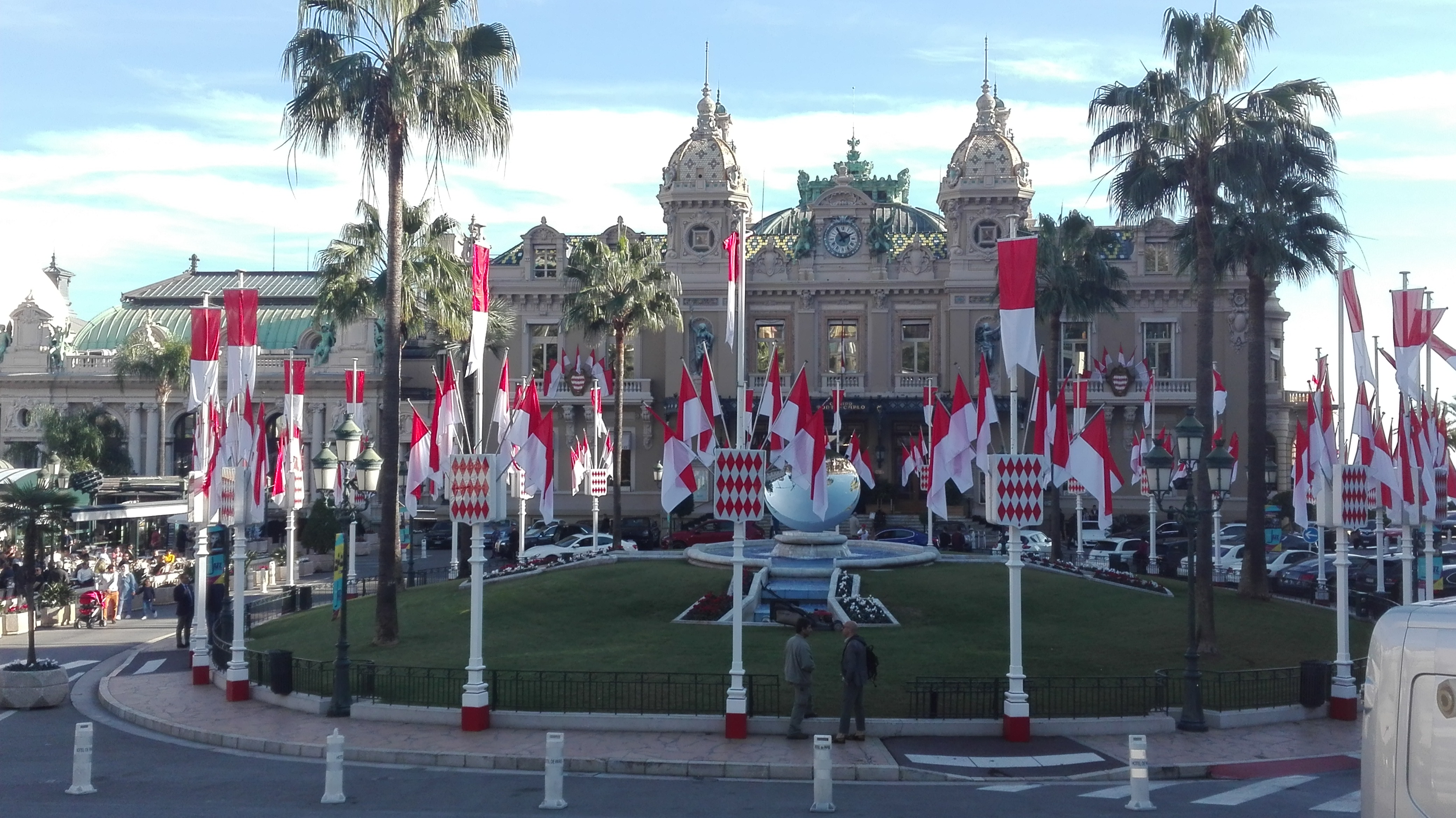 Monaco: la piazza del Casinò con le bandiere monegasche in occasione della Festa Nazionale