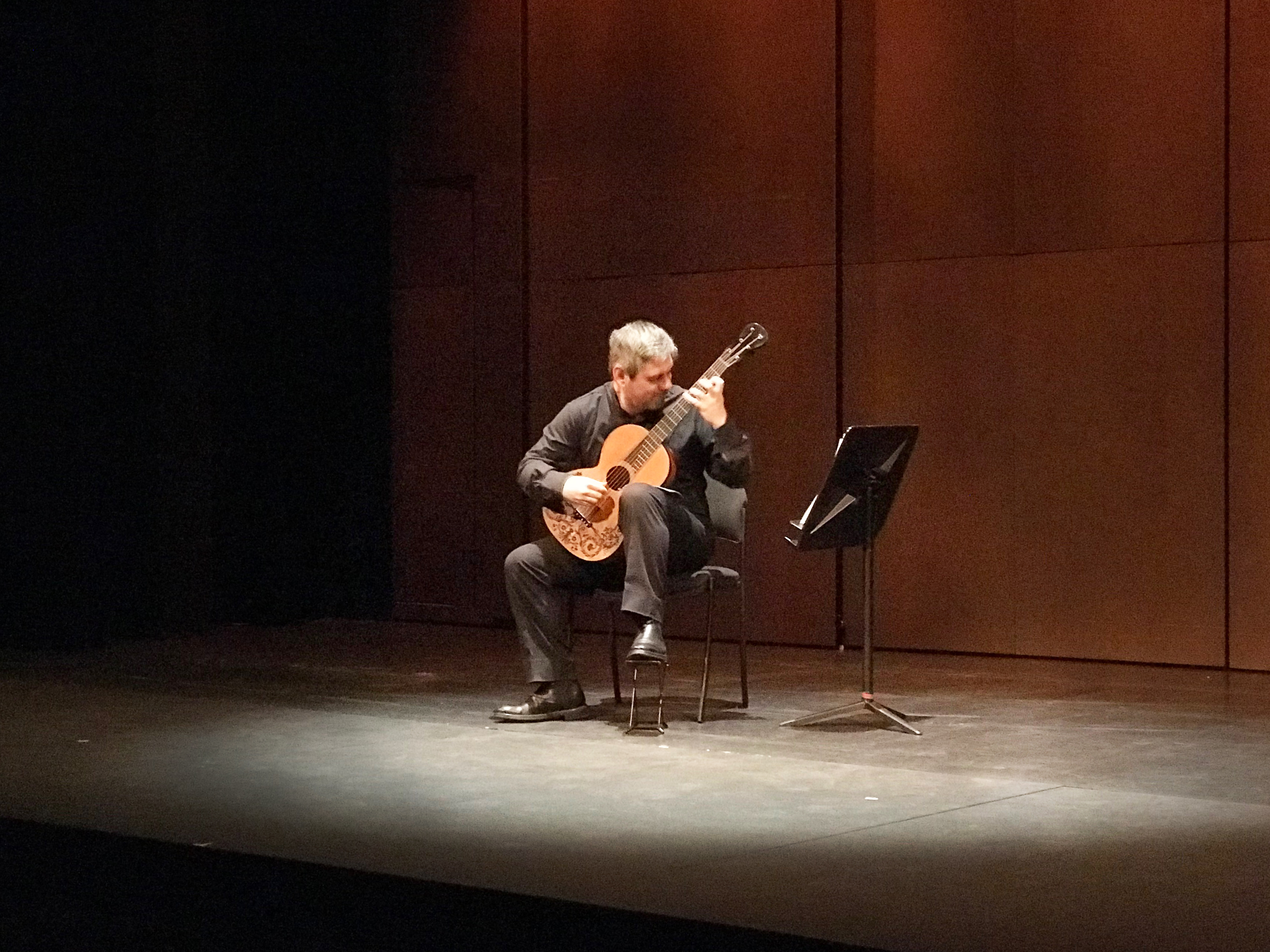 Luigi Attademo suona con l'antica chitarra durante l'Omaggio a Niccolò Paganini, organizzato dall'Associazione Dante Alighieri di Monaco