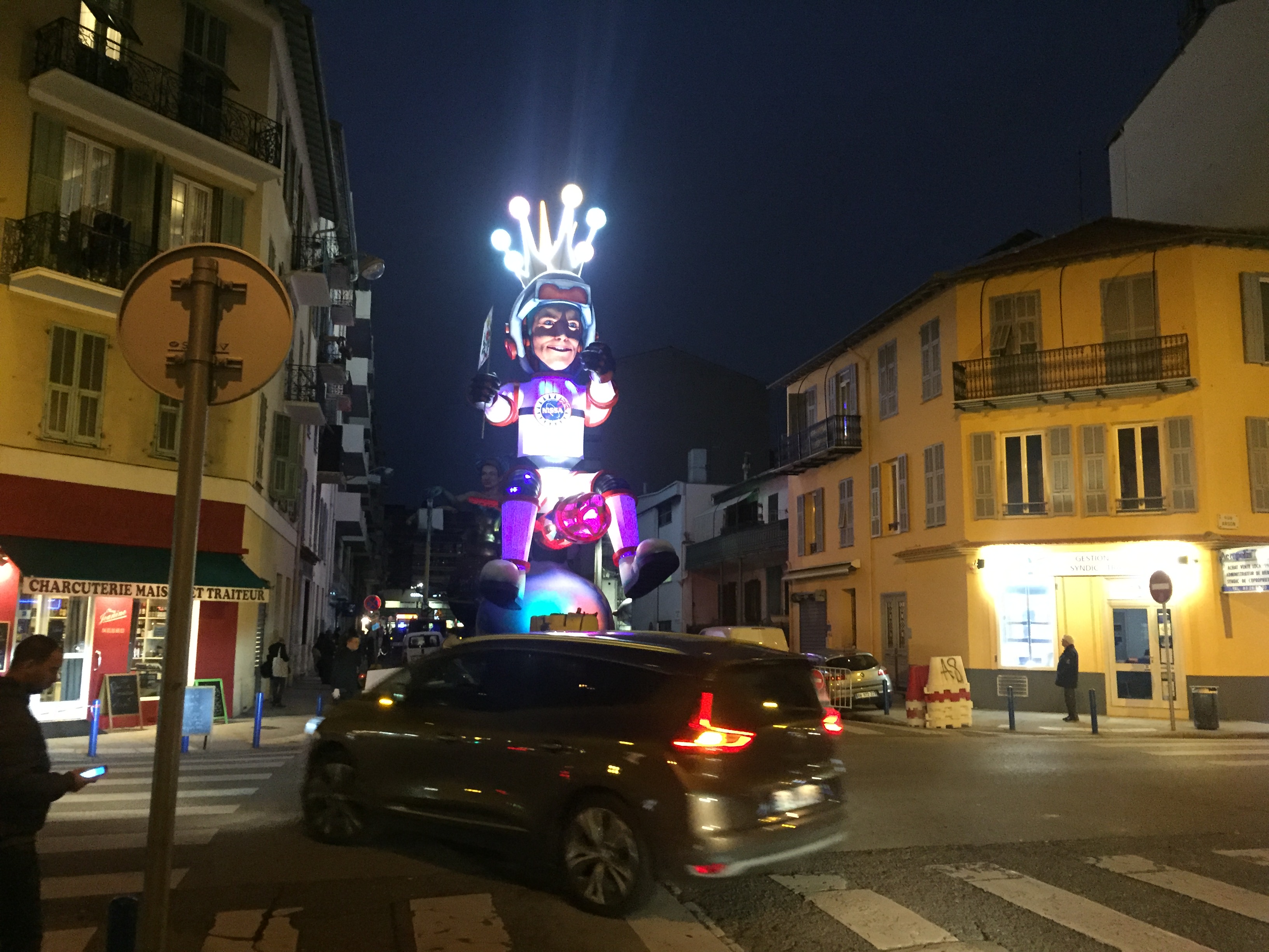 Preparativi del Carnevale di Nizza ieri, venerdì 16 febbraio, in una strada nei pressi della stazione Ft.©MSGD