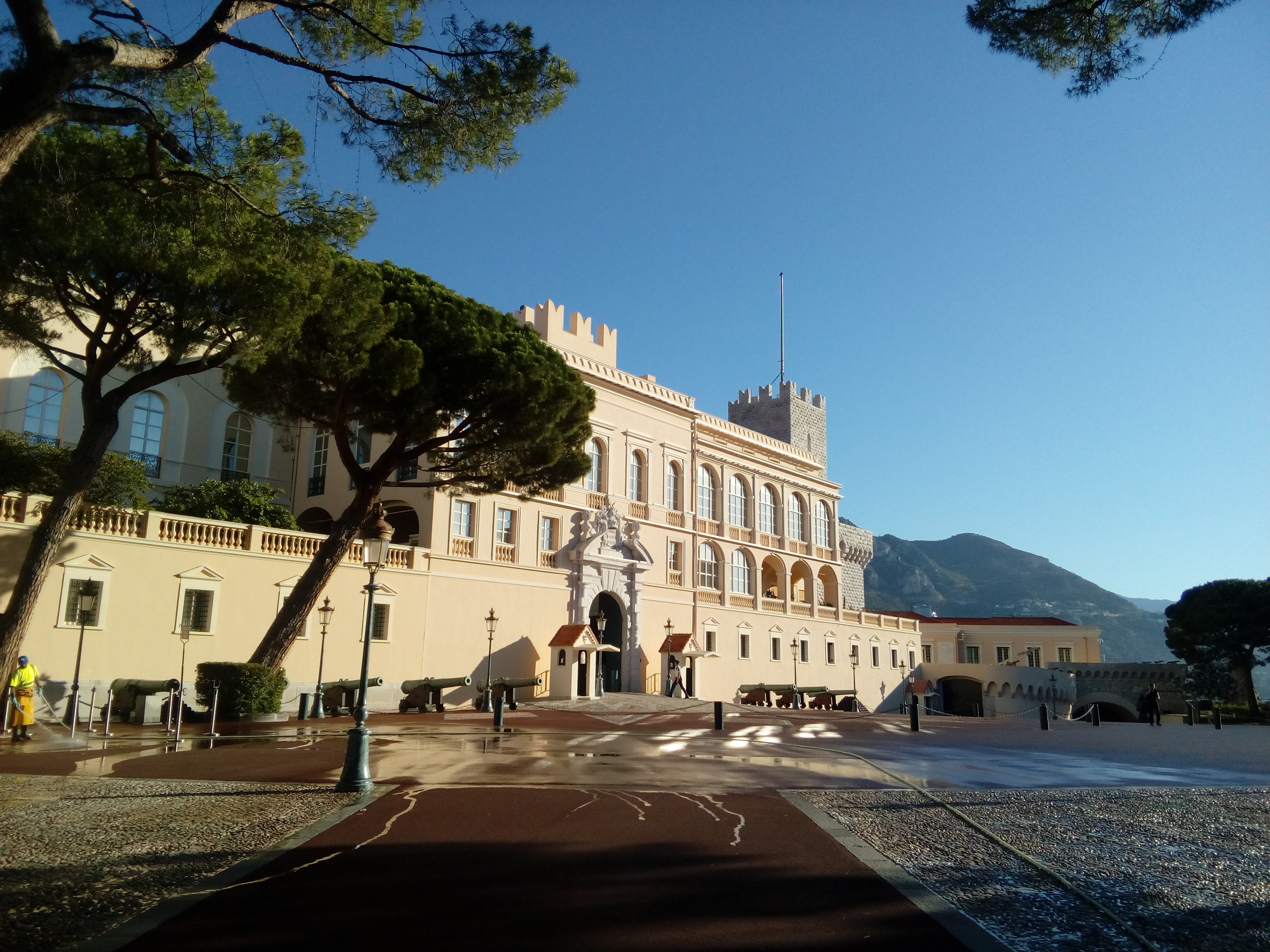 Incontri dei Siti Storici Grimaldi di Monaco: Spettacoli e Giochi ad Inizio Estate nella Piazza del Palazzo