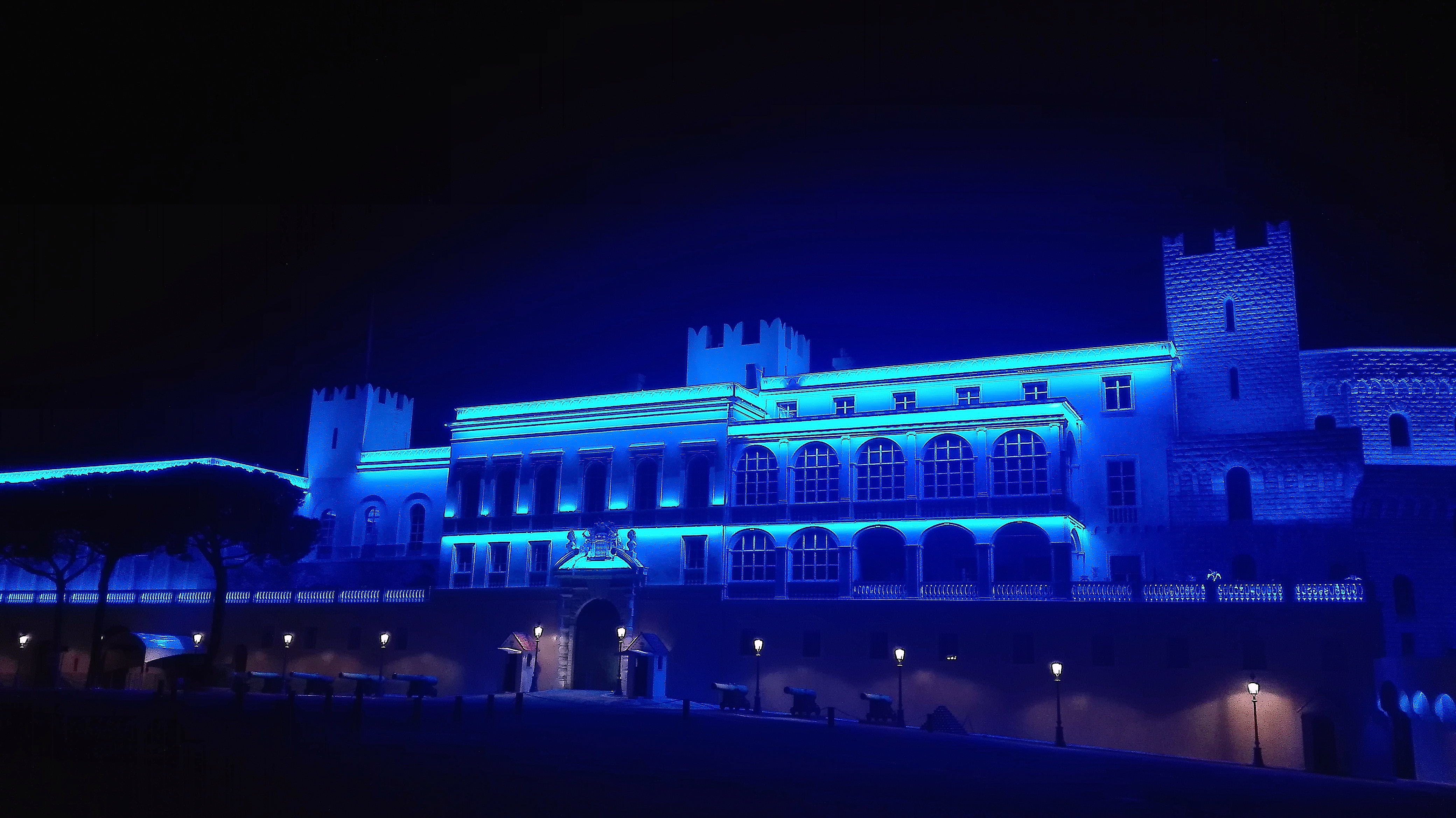 Giornata Mondiale Autismo, il Palazzo del Principe di Monaco si tinge di blu