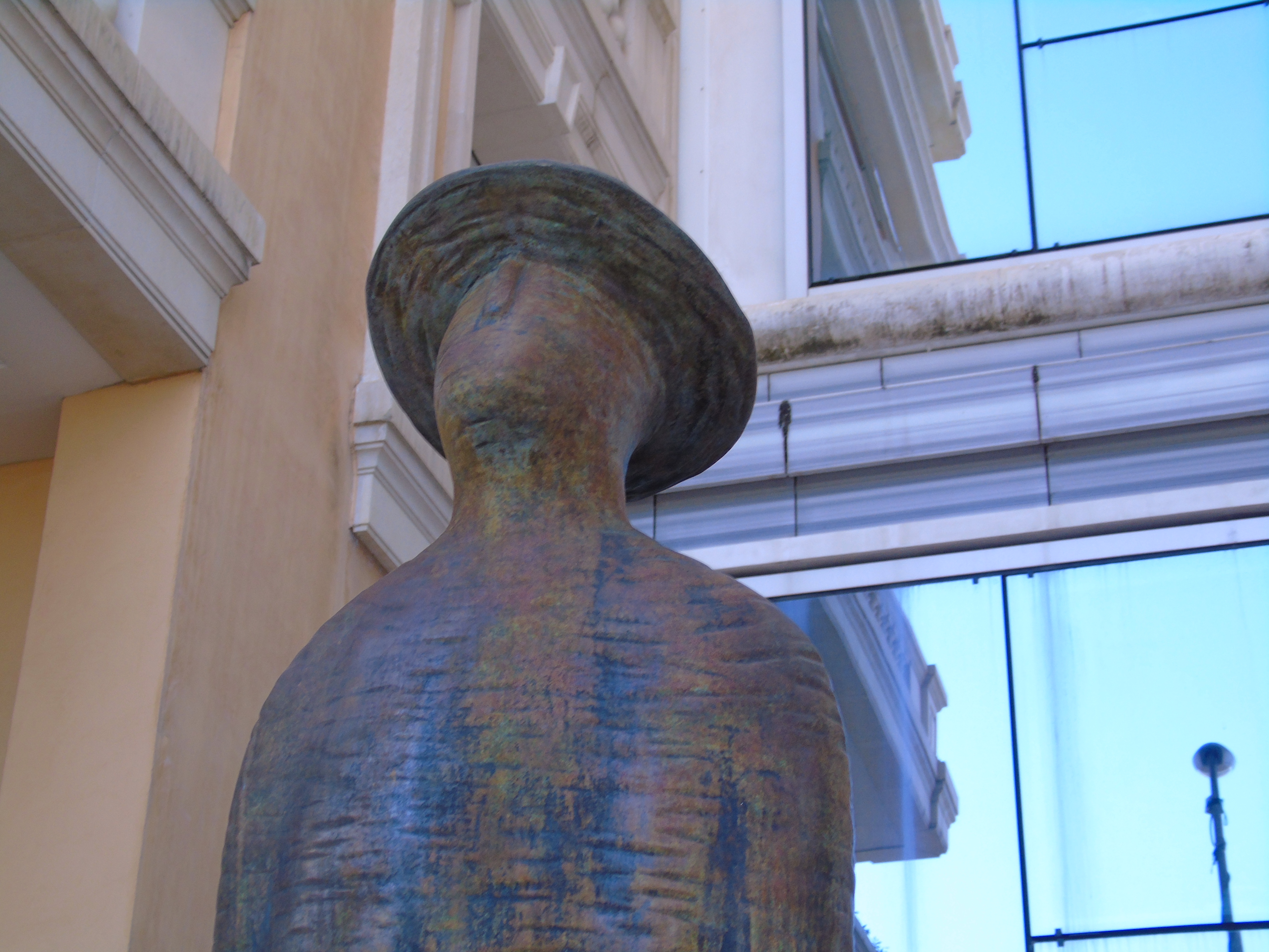 Dettagli di stile: Guardando una Statua di Folon nei Pressi del Porto di Monaco
