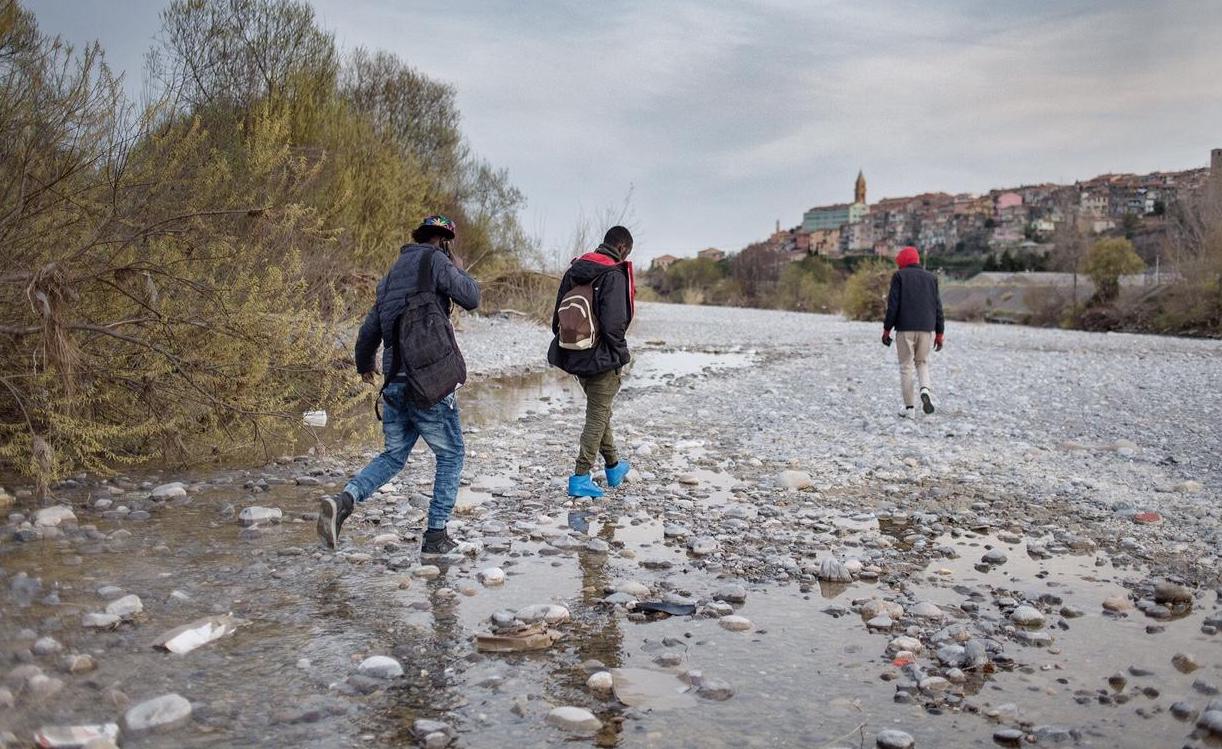 Alcuni migranti sul greto del fiume Roya di Ventimiglia nel reportage Di Speranze e Confini di Dario Bosio