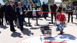 Ever Monaco 2019: Un Pacco di Barbajuans Consegnato dalle Poste con un Drone in Presenza del Principe Alberto