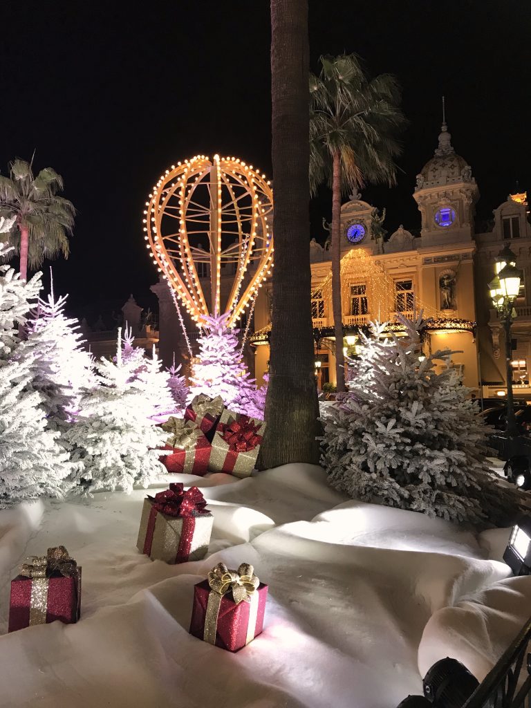 Feste Natalizie a Monte Carlo tra Mongolfiere e Alberi di Natale Griffati