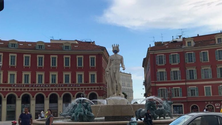 Coronavirus: Osservando la Statua di Apollo a Nizza con la Mascherina