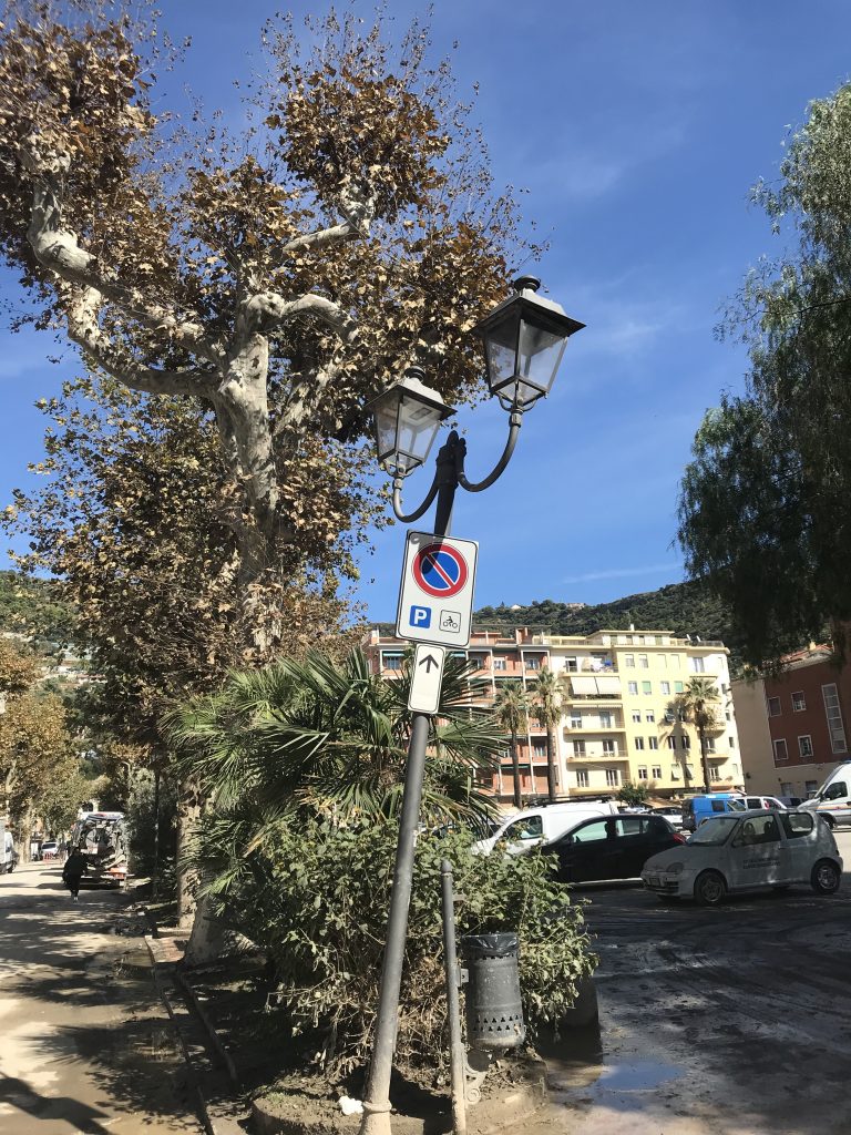 Un Lampione Incrinato Dopo La Tempesta Alex Nei Pressi Del Municipio Di Ventimiglia Ft.arvalensjpg