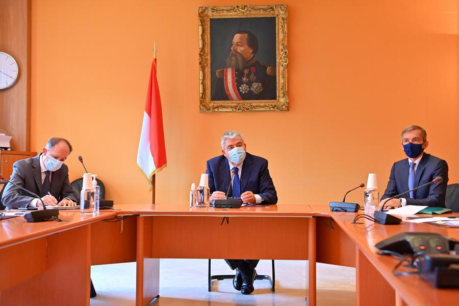 Il Ministro di Stato Pierre Dartout (al centro) durante una Recente Conferenza stampa Sul rilancio economico nel Principato di Monaco a seguito della crisi sanitaria del Covid-19; Ft©Dir.Comm.