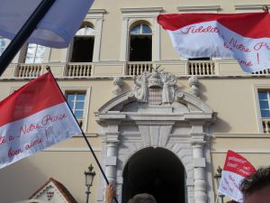 Sole ed Entusiasmo nella Piazza del Palazzo del Principe per la Festa Nazionale di Monaco