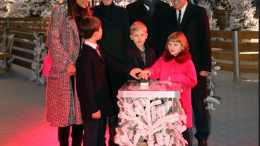 Monte Carlo: La Principessa Charlene con Jacques e Gabriella, Charlotte Casiraghi e il Figlio Raphael, Danno il Via all'Illuminazione di Natale sulla Piazza del Casinò